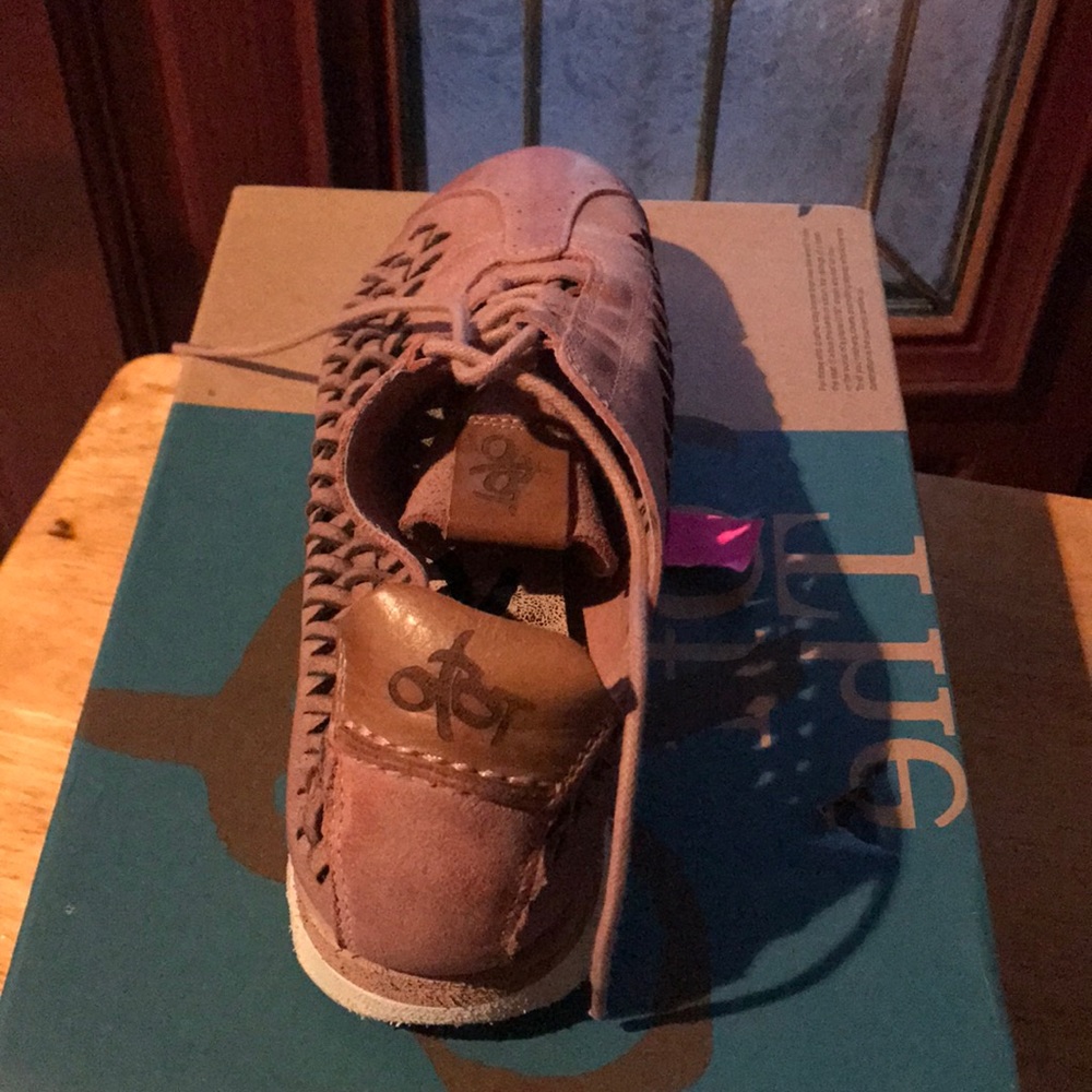 Shoe - Picture 2 of 5